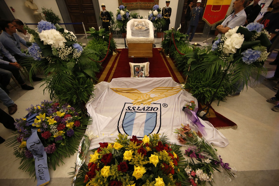 Addio a Bud Spencer: c'è anche una bandiera della Lazio