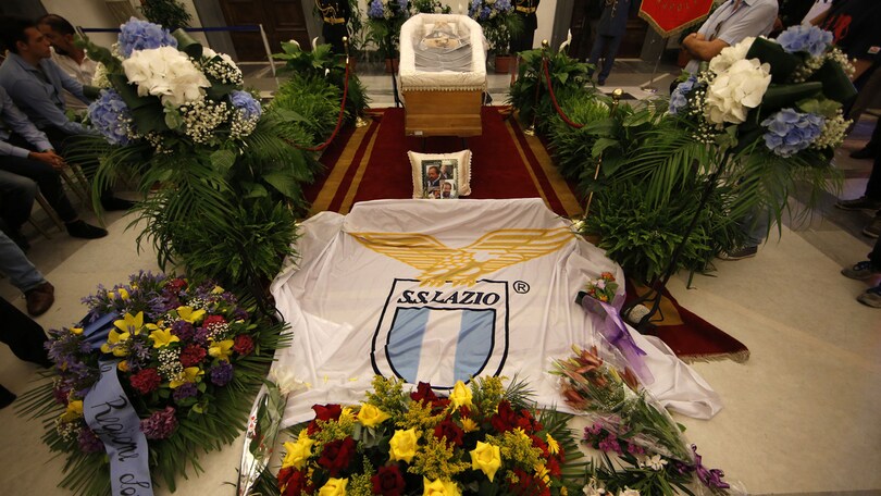 Addio a Bud Spencer: c'è anche una bandiera della Lazio