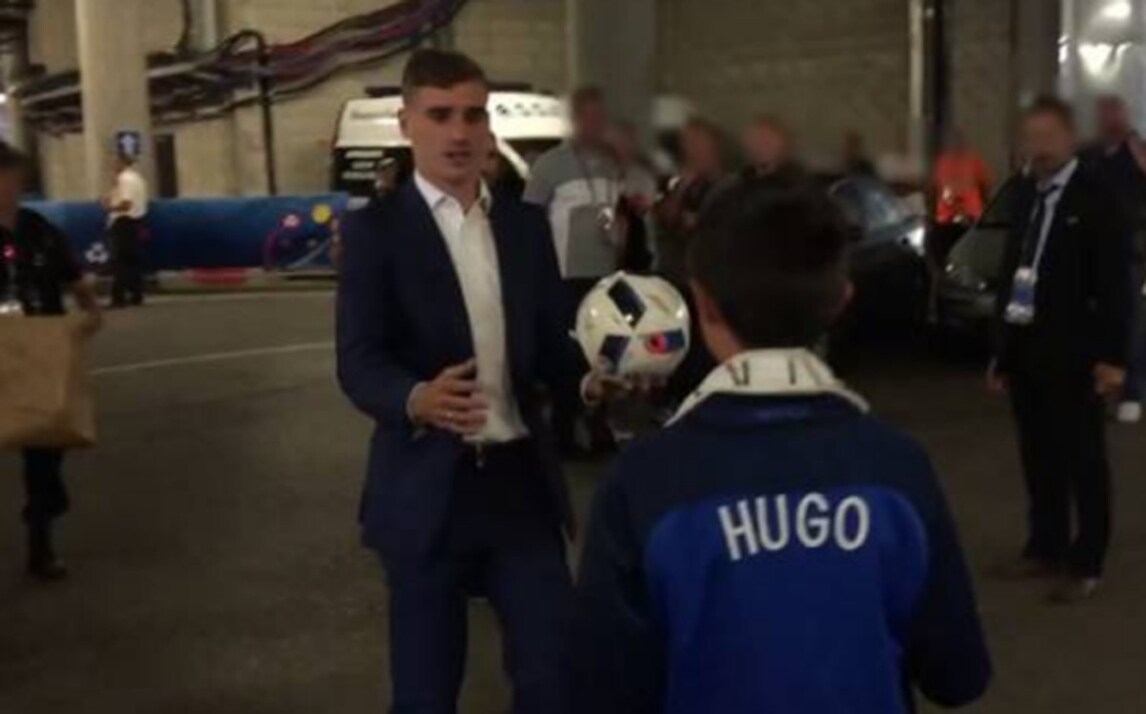 Francia, cuore Griezmann: regala il pallone al figlio dei poliziotti uccisi