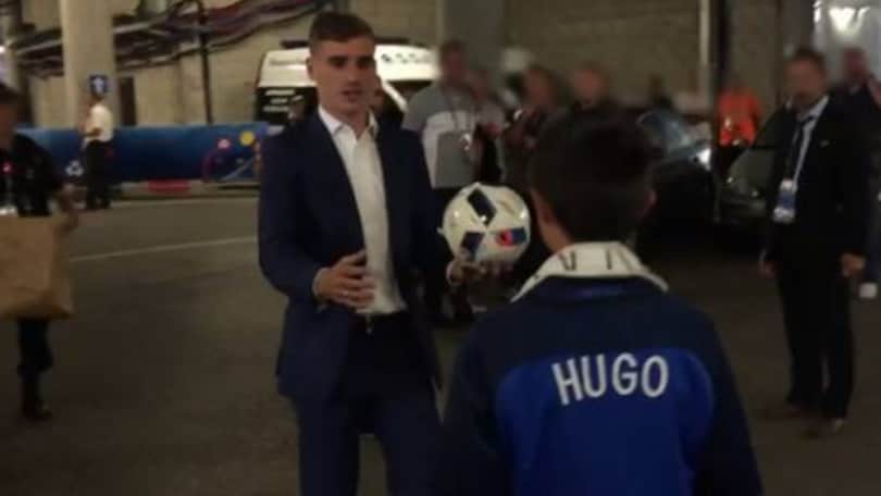 Francia, cuore Griezmann: regala il pallone al figlio dei poliziotti uccisi