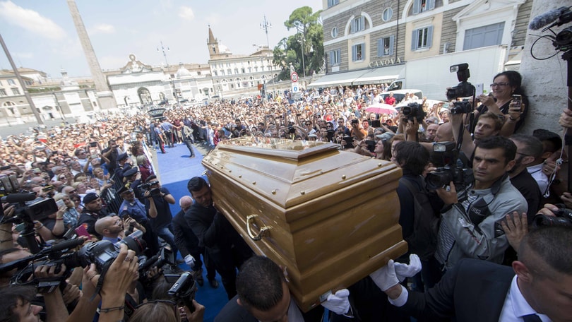 Addio a Bud Spencer, l'abbraccio di piazza del Popolo: c'è anche Terence Hill