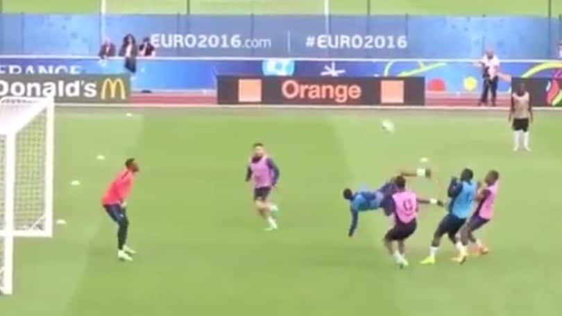 Martial, messaggio a Mourinho: che rovesciata in allenamento!