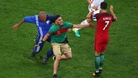 Polonia-Portogallo, l'invasore vuole abbracciare Ronaldo