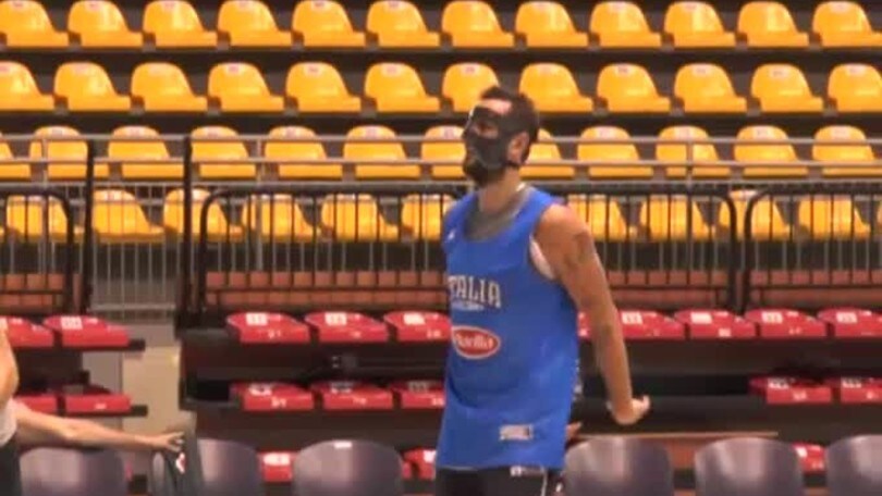 Belinelli, mascherato a canestro