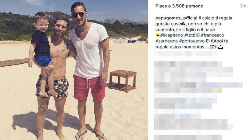 Roma, il Papu Gomez posta una foto con Totti: «Che gioia»