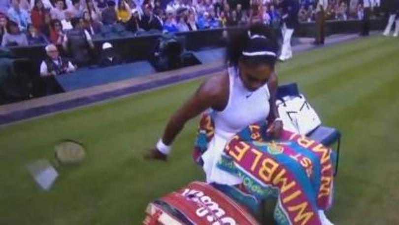 Tennis Wimbledon, la rabbia di Serena Williams: rompe la racchetta!