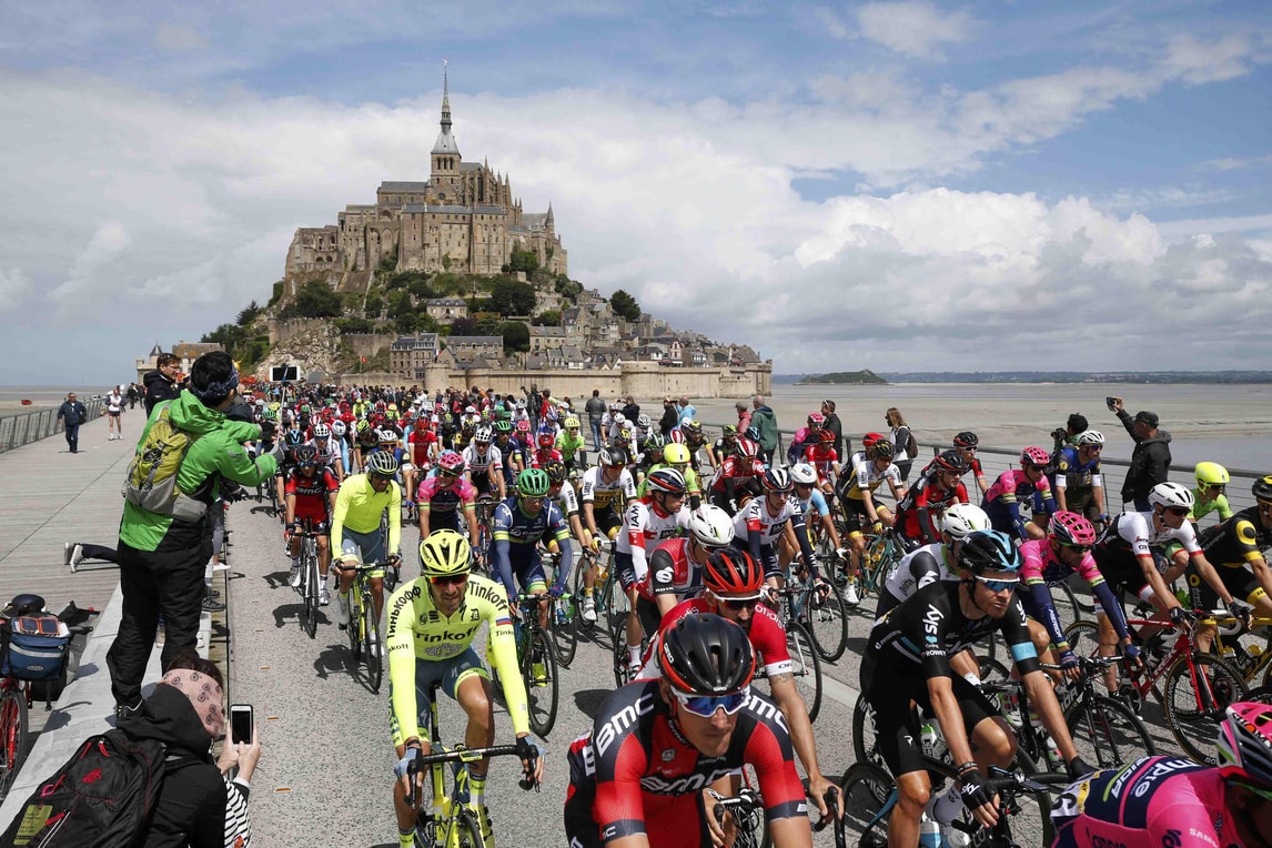 Tour de France, prima tappa e maglia gialla a Cavendish