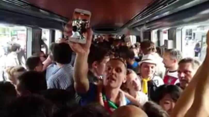 I tifosi dell'Italia in viaggio verso lo stadio cantano l'inno