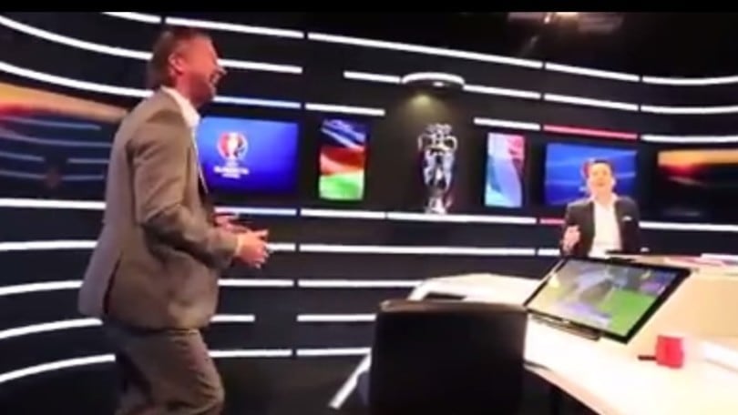 Il commentatore tedesco prende in giro Zaza e mima la rincorsa