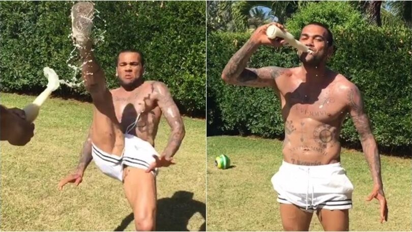 Dani Alves e l'innovativo metodo per stappare una birra