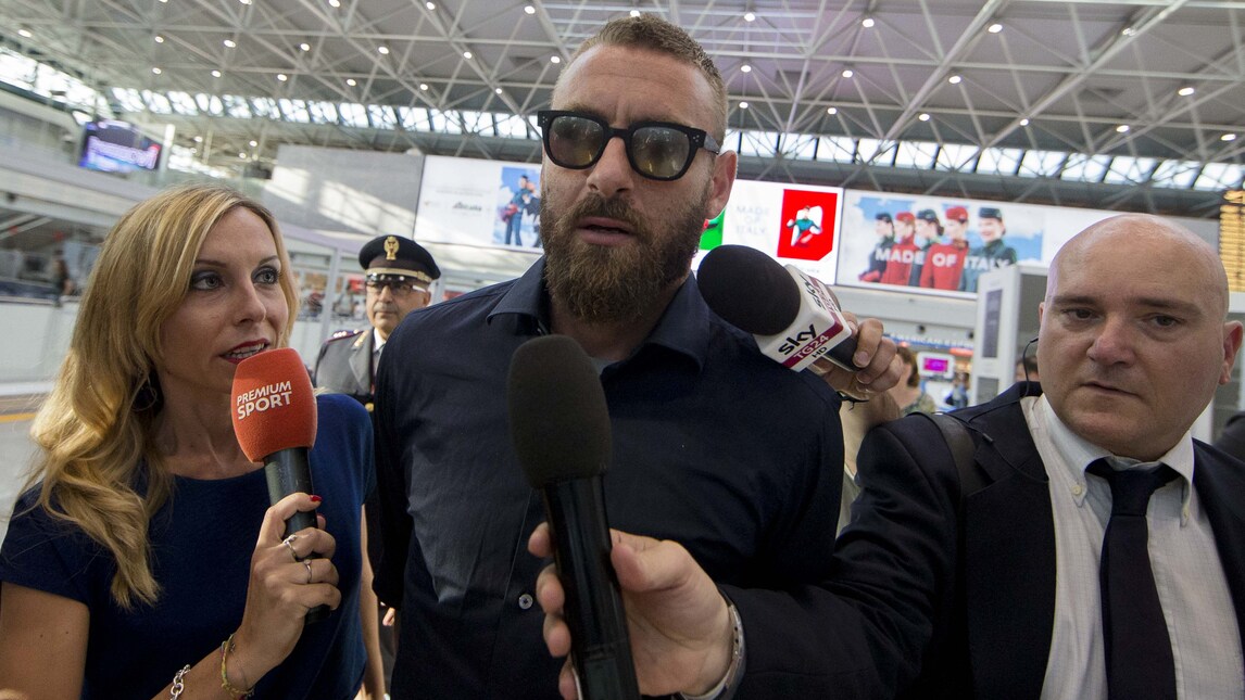 Italia, gli azzurri sbarcano a Fiumicino: che look per De Rossi!