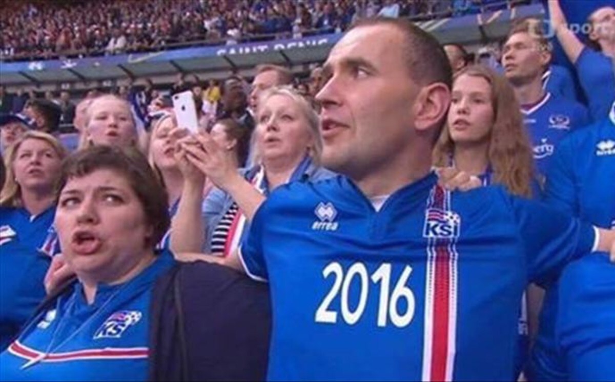 Il presidente dell'Islanda in curva con i tifosi