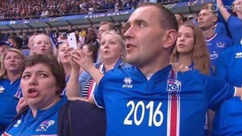 Il presidente dell'Islanda in curva con i tifosi