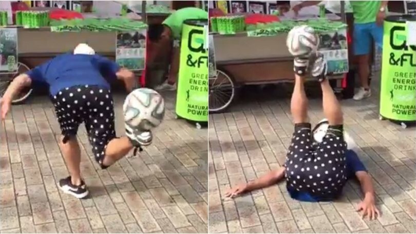 Incredibile freestyler: come fa a palleggiare così?