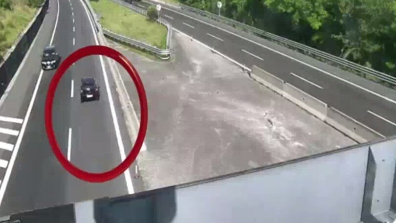 Guida contromano per 15 km sulla A24: patente ritirata