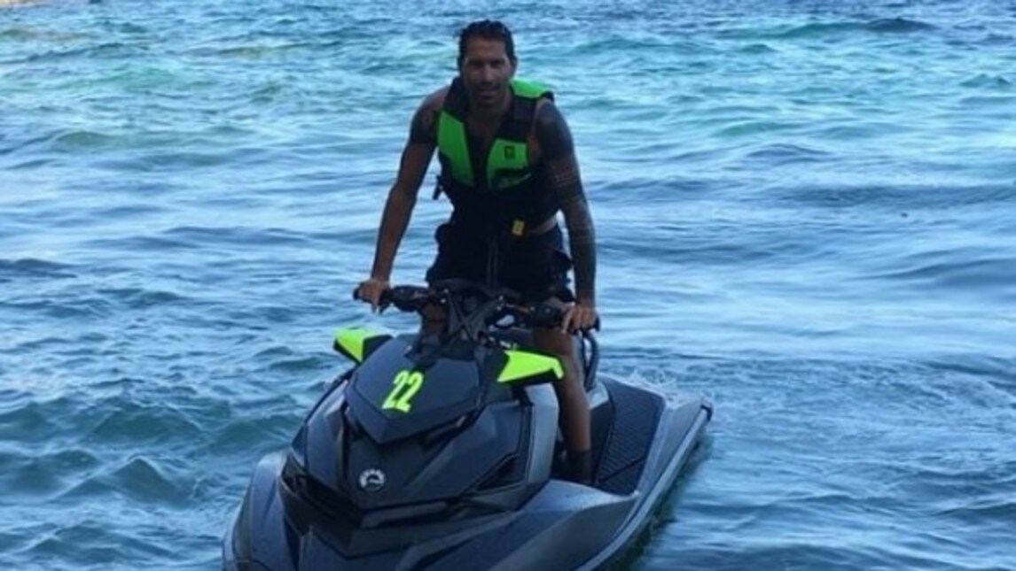 Borriello, numero 22 in campo e in mare