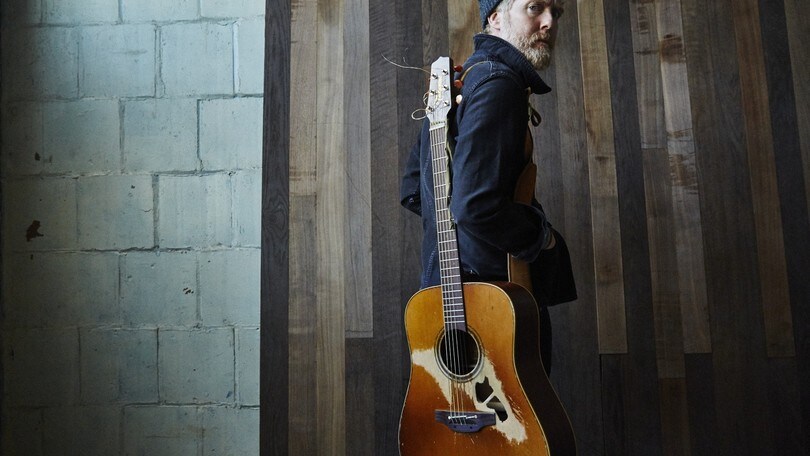 La chitarra e la voce di Glen Hansard a Rock in Roma