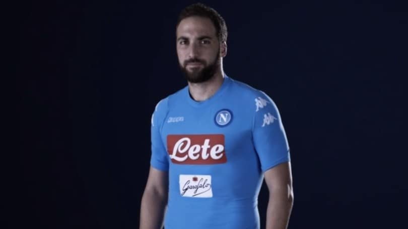 Napoli, Higuain presenta la nuova maglia