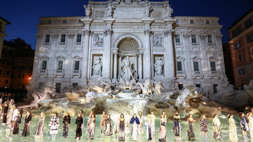 I 90 anni di Fendi a Fontana di Trevi: le modelle sfilano sull'acqua!