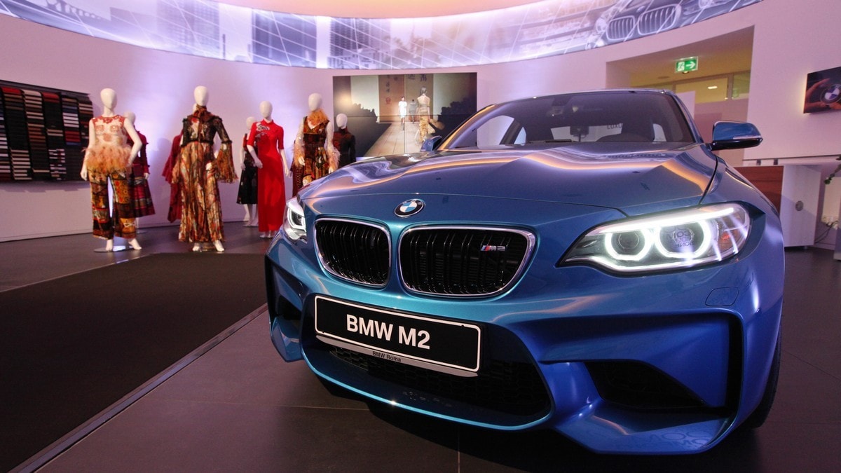 BMW e moda: con Laura Biagiotti sfilano la M2 Coupé e la Serie 7