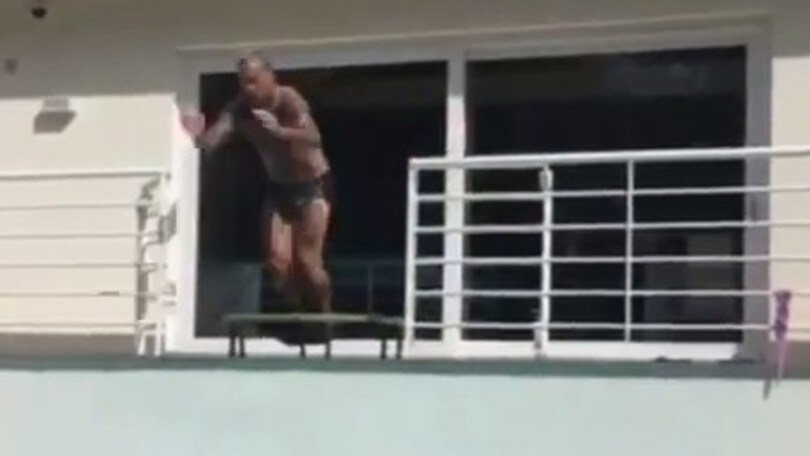 Nainggolan in vacanza si allena con i tuffi
