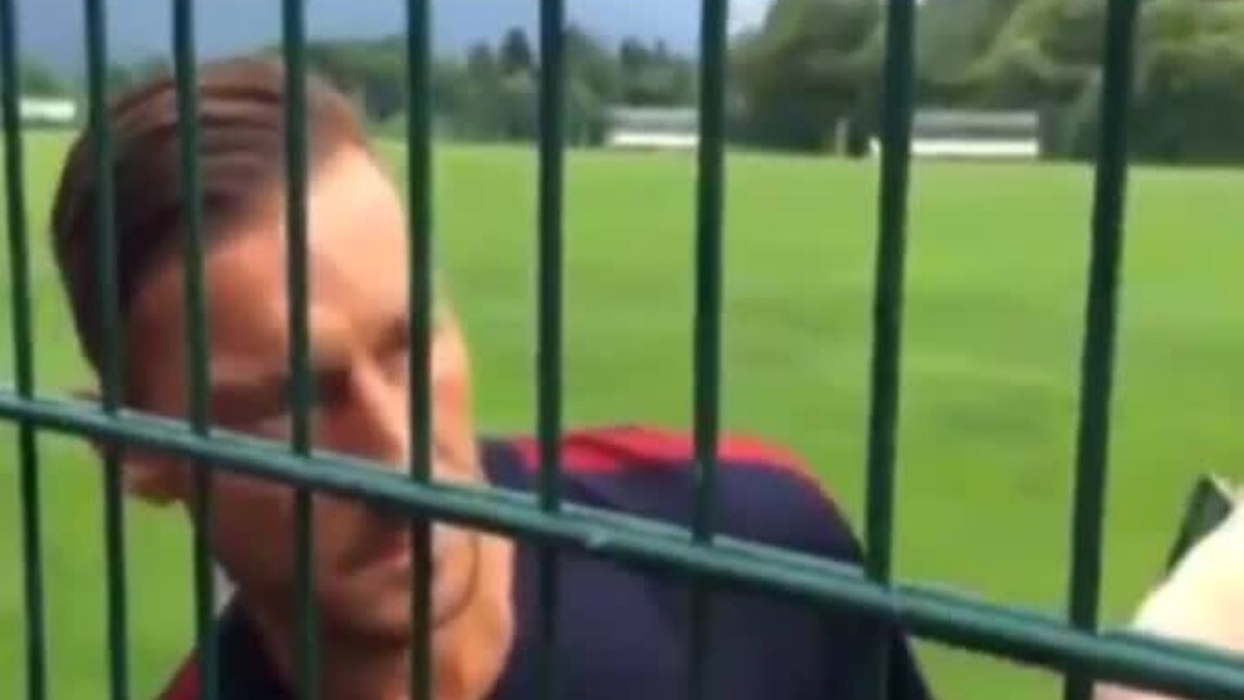 Totti firma autografi ai tifosi