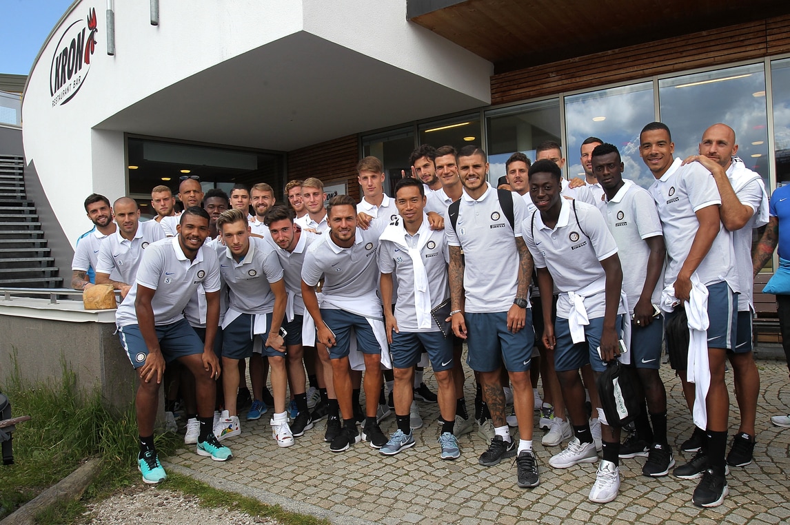 Inter, foto di gruppo e "corna" per Nagatomo