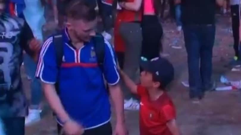 Tifoso francese disperato: il bambino portoghese lo consola