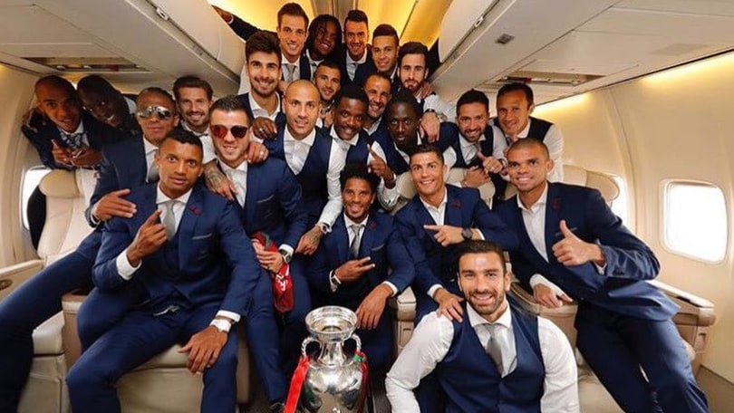 Il Portogallo lascia la Francia con la Coppa: sull'aereo c'è anche la foto di Eusebio