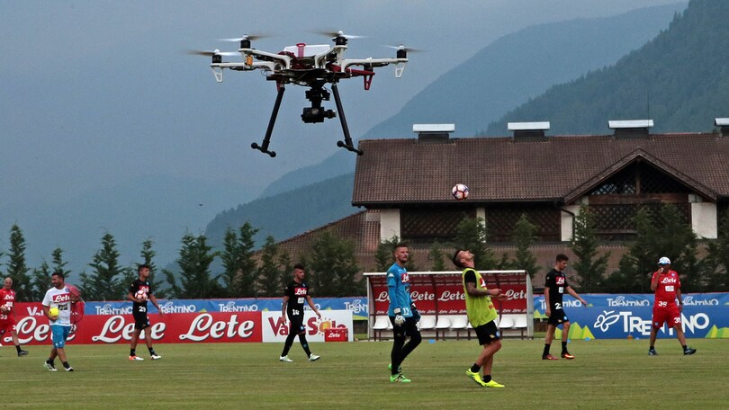 A Dimaro droni in volo sul campo di allenamento del Napoli