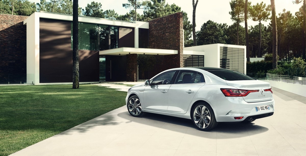 Renault Megane triplica, ecco la tre volumi