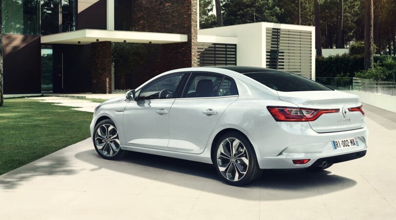Renault Megane triplica, ecco la tre volumi
