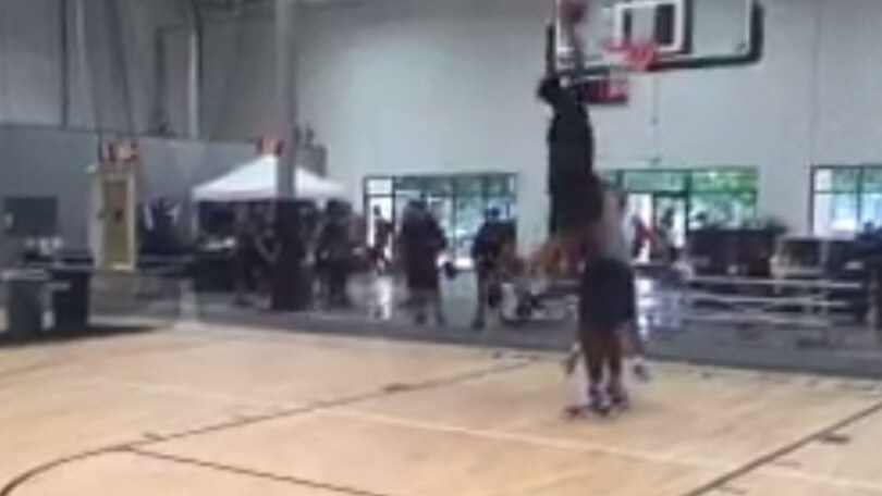 Shaquille O'Neal insegna al figlio come si schiaccia