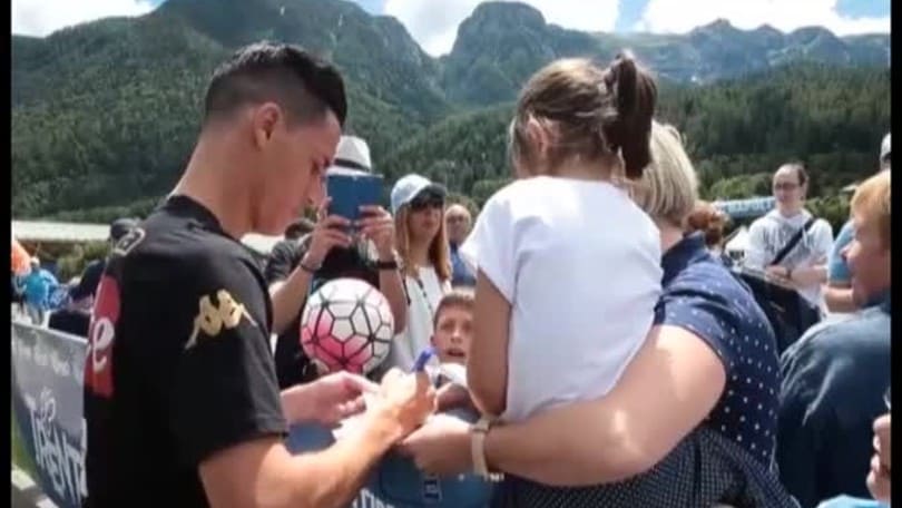 Napoli, Callejon firma autografi ai tifosi