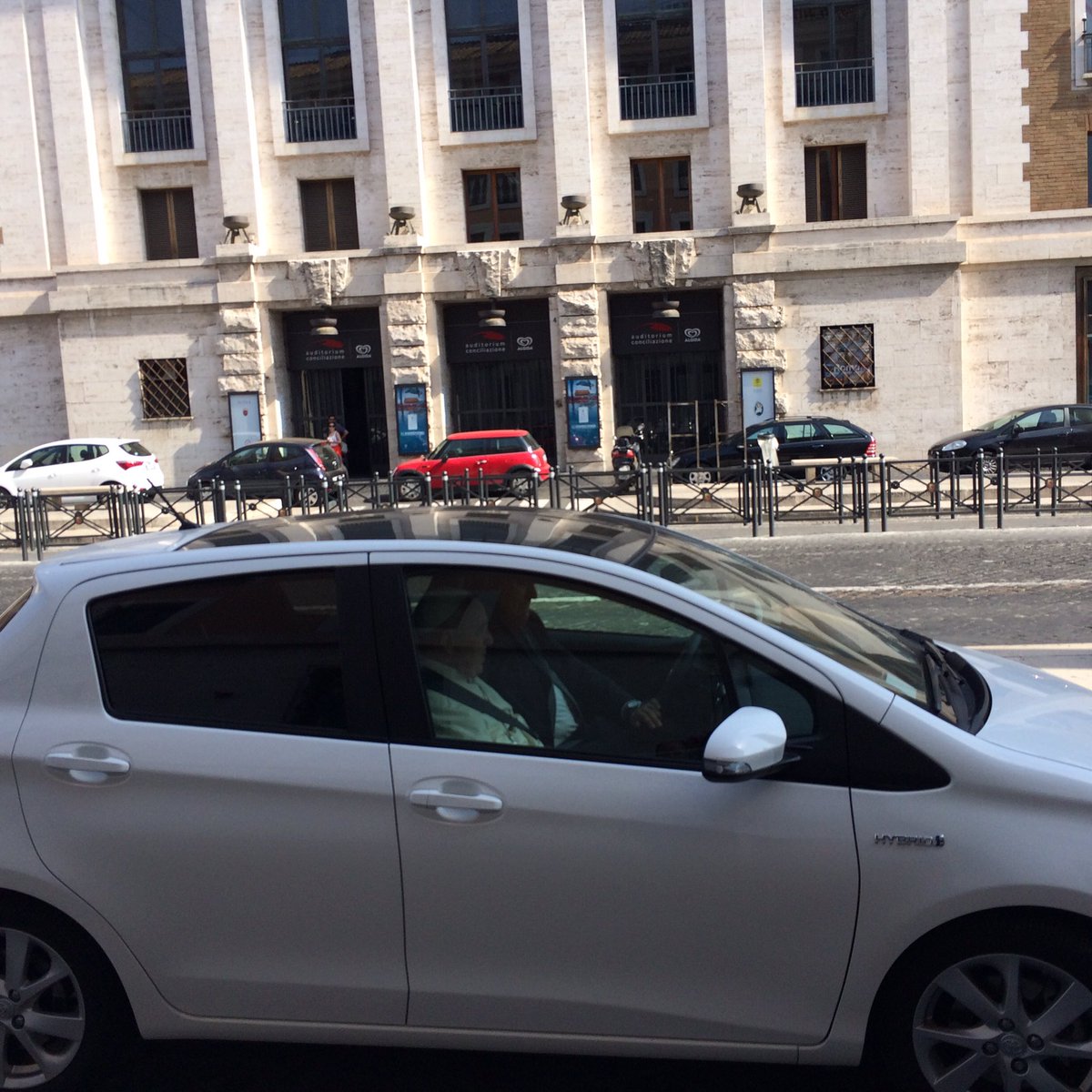 Papa Francesco gira per Roma su una Toyota Yaris ibrida