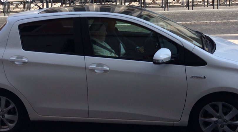 Papa Francesco gira per Roma su una Toyota Yaris ibrida