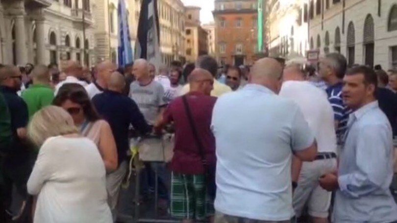 Lazio, i tifosi protestano in Piazza Santi Apostoli