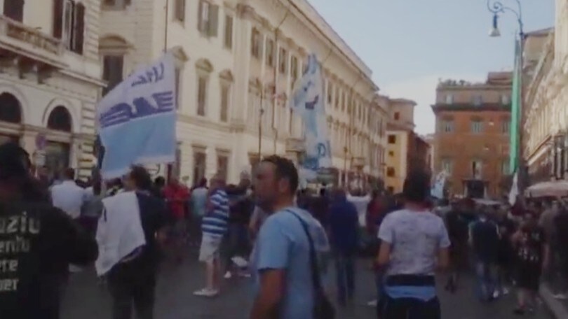 I tifosi della Lazio cantano l'inno