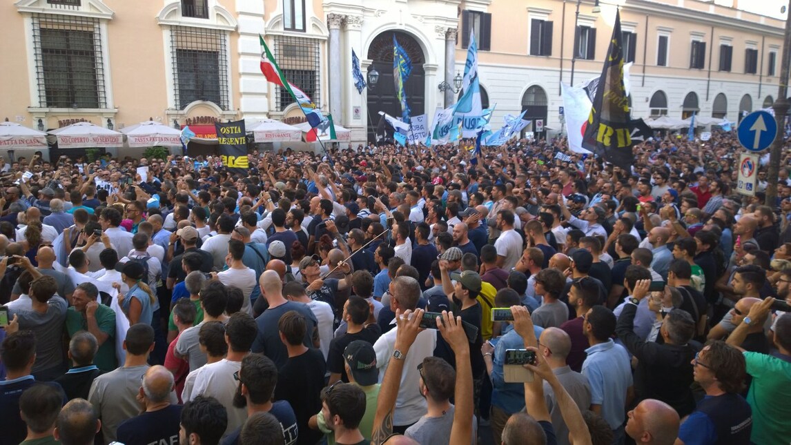 Lazio, 5000 tifosi in Piazza per contestare Lotito