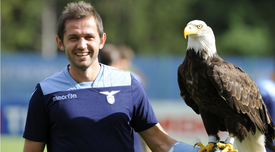La Lazio si allena mentre Lulic e Radu si improvvisano falconieri