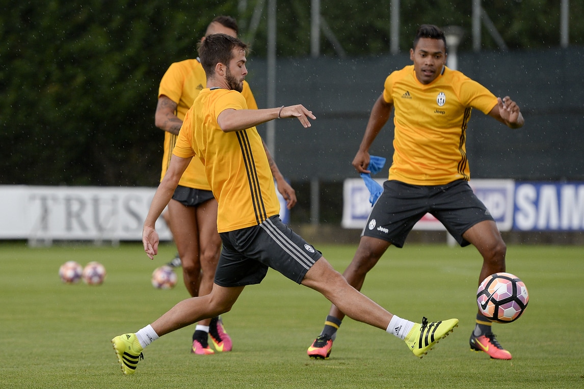 La Juve si allena sotto la pioggia: che grinta Pjanic!