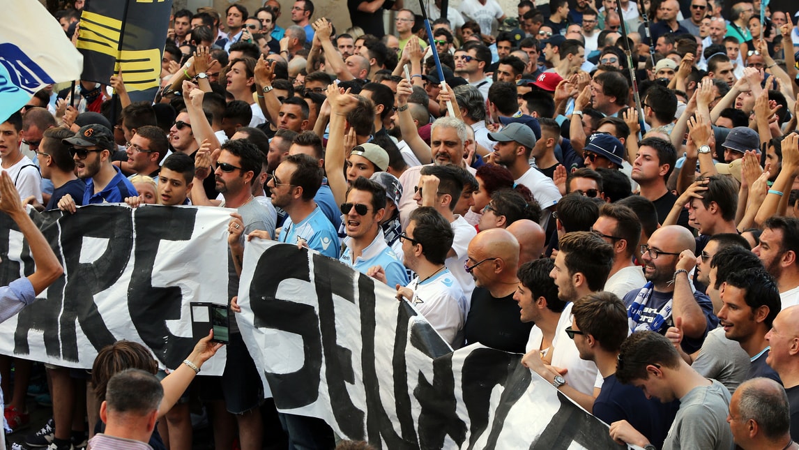 I tifosi della Lazio in Piazza per contestare Lotito