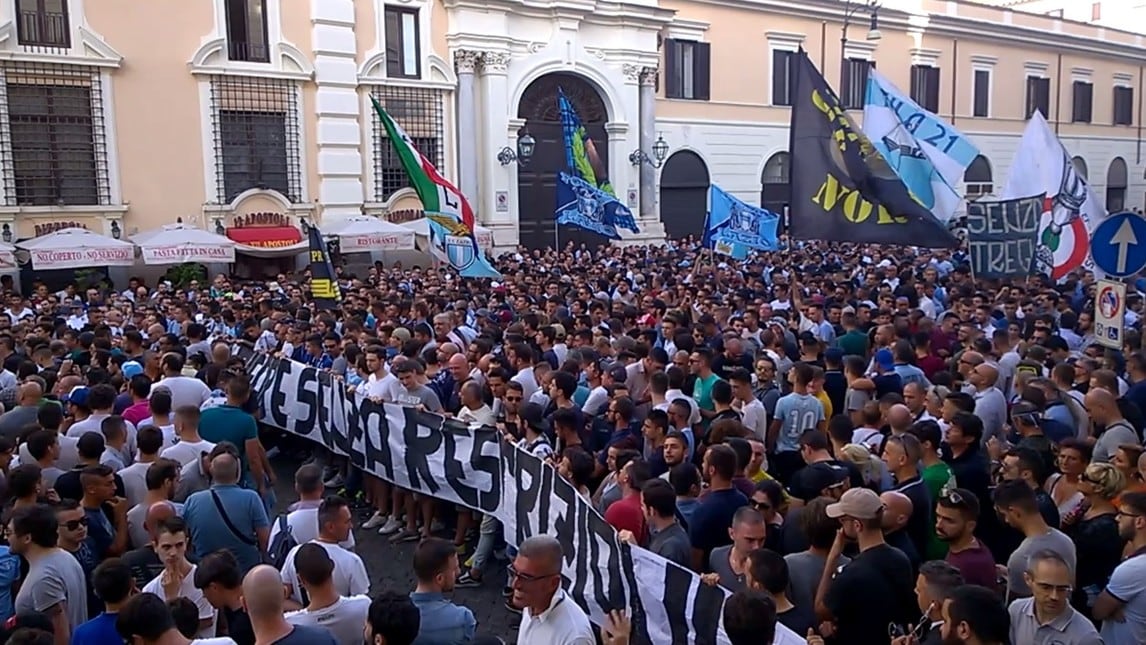 I tifosi della Lazio protestano contro Lotito: «Libera la Lazio»