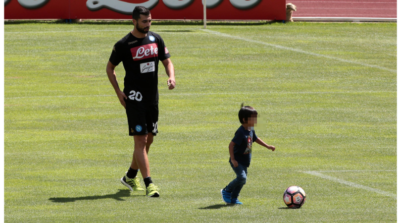 Napoli, Albiol in campo con i figli dopo l'allenamento
