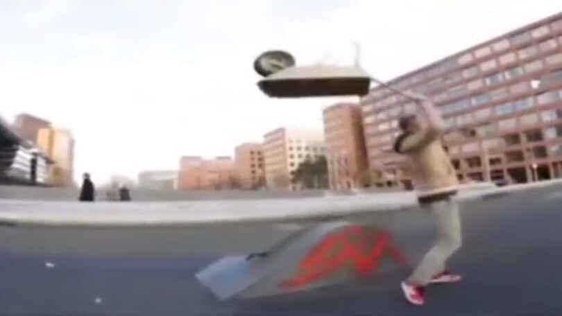 Skateboard? Bike? Meglio una carriola
