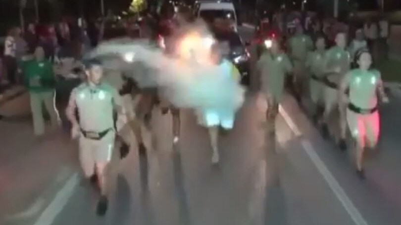 Brasile, un uomo cerca di spegnere la torcia olimpica con l'estintore