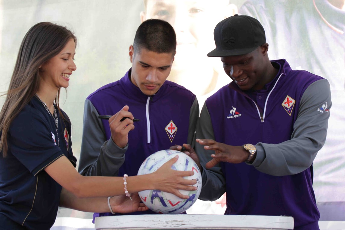 Fiorentina, Babacar e Diks firmano palloni ai tifosi