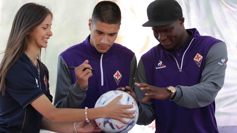 Fiorentina, Babacar e Diks firmano palloni ai tifosi