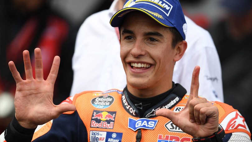 MotoGp, Marquez in vacanza canta a squarciagola