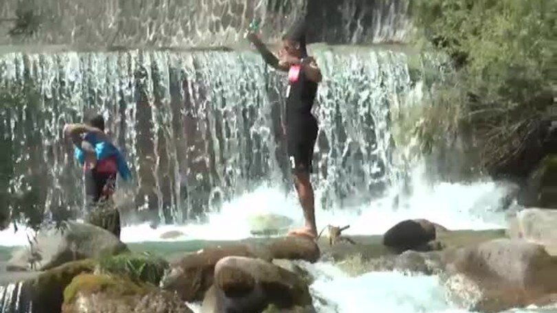 Napoli, nel torrente con lo smartphone